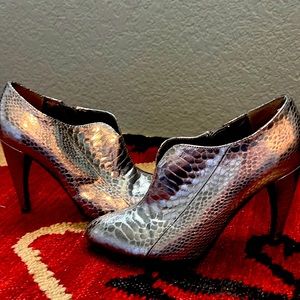 gorgeous Sam Elderman size 6 zip up heels. New without box.